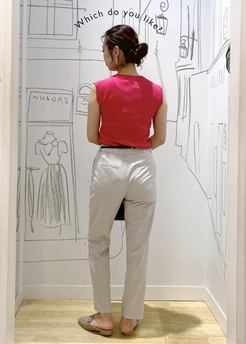 ブラック系のショルダーバッグ、グレー系のローファー、ピンク系のニット/セーターを着用したレディースの春コーディネートの7枚目の写真