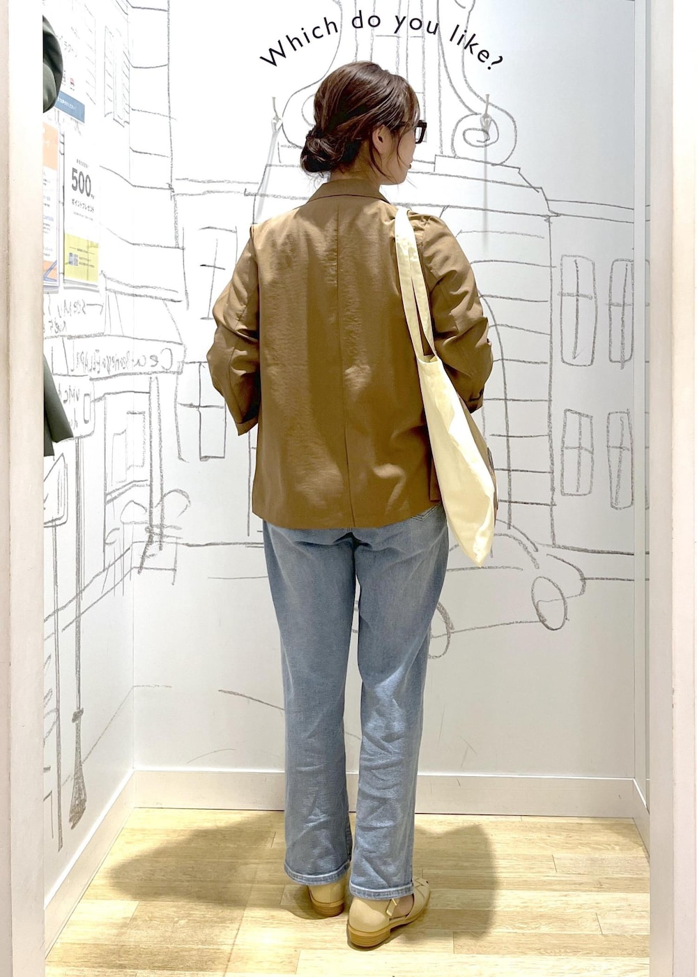 ブルー系のデニムパンツ、ベージュ系のサンダル、イエロー系のテーラードジャケットを着用したレディースの春コーディネートの5枚目の写真