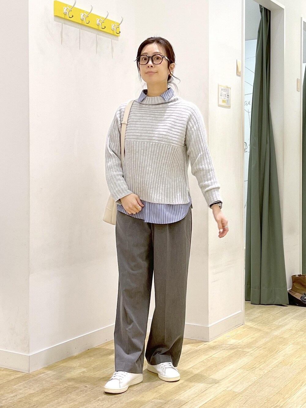 グレー系のニット/セーター、ブルー系のシャツ/ブラウス、グレー系のその他パンツを着用したレディースの冬コーディネートの3枚目の写真