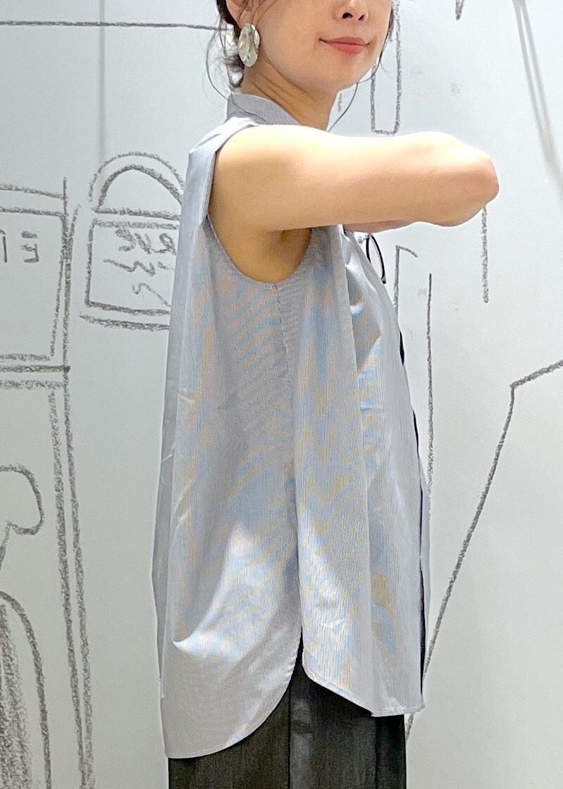 ブラック系のショルダーバッグ、ブルー系のシャツ/ブラウス、ブラック系のその他パンツを着用したレディースの夏コーディネートの9枚目の写真