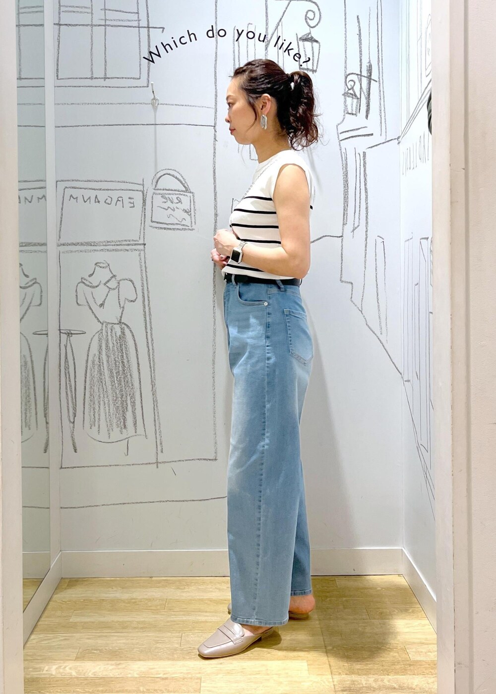 ブルー系のデニムパンツ、グレー系のローファー、ホワイト系のニット/セーターを着用したレディースの夏コーディネートの4枚目の写真