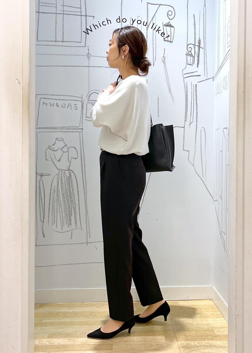 ブラック系のトートバッグ、グレー系のニット/セーター、ブラック系のその他パンツを着用したレディースの冬コーディネートの5枚目の写真