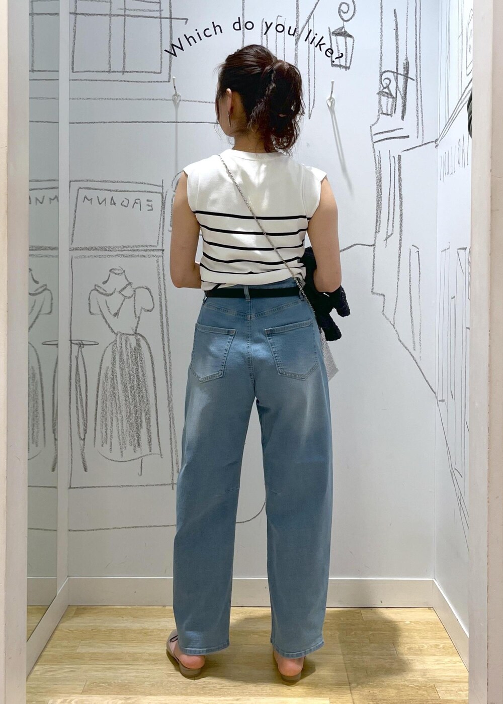 ブルー系のデニムパンツ、グレー系のローファー、ホワイト系のニット/セーターを着用したレディースの夏コーディネートの5枚目の写真