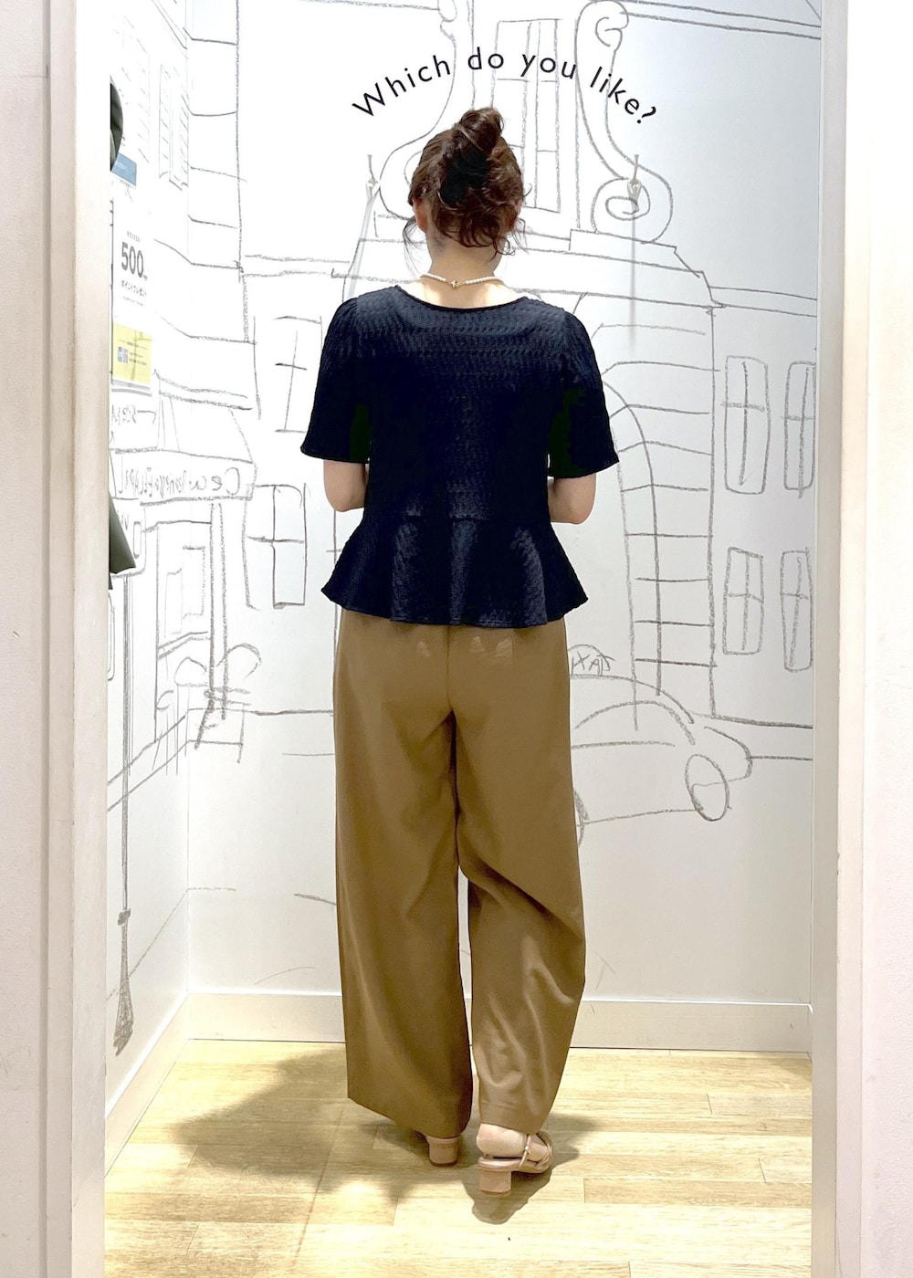 ピンク系のサンダル、イエロー系のその他パンツ、ブラック系のショルダーバッグを着用したレディースの春コーディネートの4枚目の写真