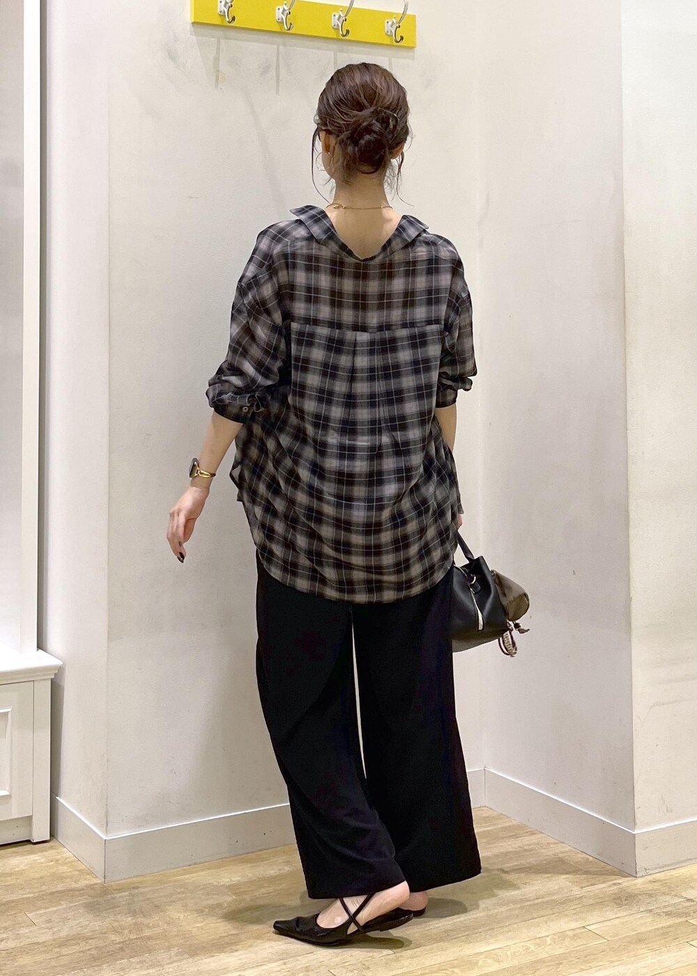 ブラック系のその他パンツ、ブラック系のキャミソール、ブラック系のトートバッグを着用したレディースの秋コーディネートの4枚目の写真