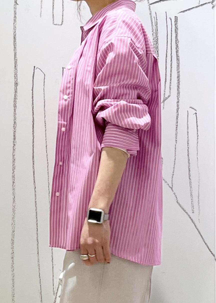 ピンク系のシャツ/ブラウス、グレー系のその他パンツ、シルバー系のバレエシューズを着用したレディースの春コーディネートの7枚目の写真