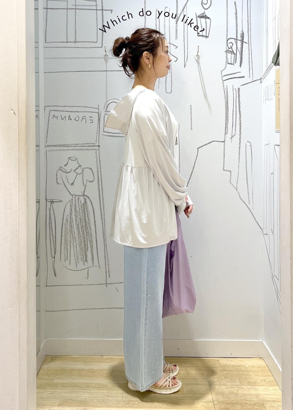 ブルー系のデニムパンツ、ホワイト系のTシャツ/カットソー、グレー系のパーカーを着用したレディースの夏コーディネートの5枚目の写真