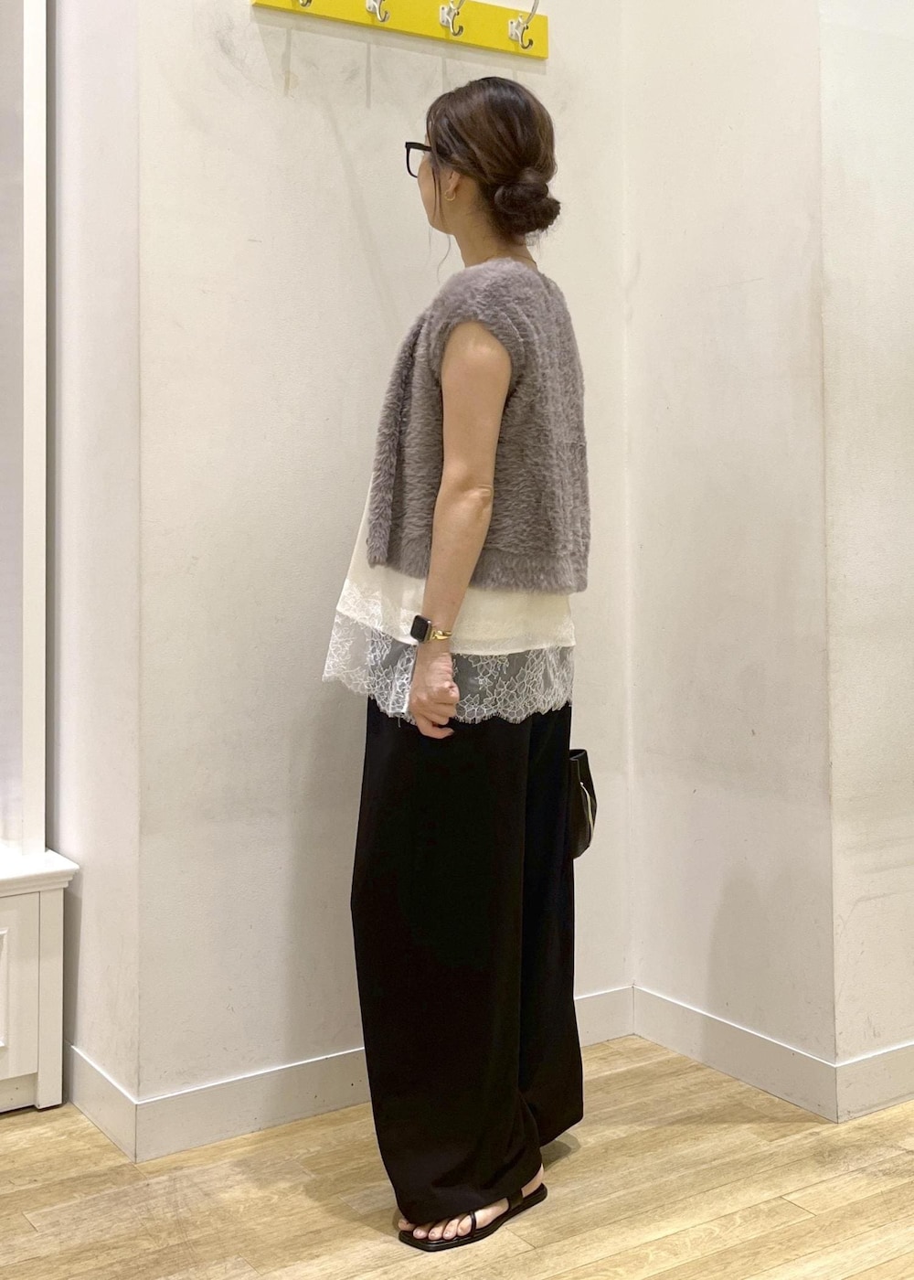 ブラック系のサンダル、ブラック系のその他パンツ、ホワイト系のキャミソールを着用したレディースの夏コーディネートの6枚目の写真