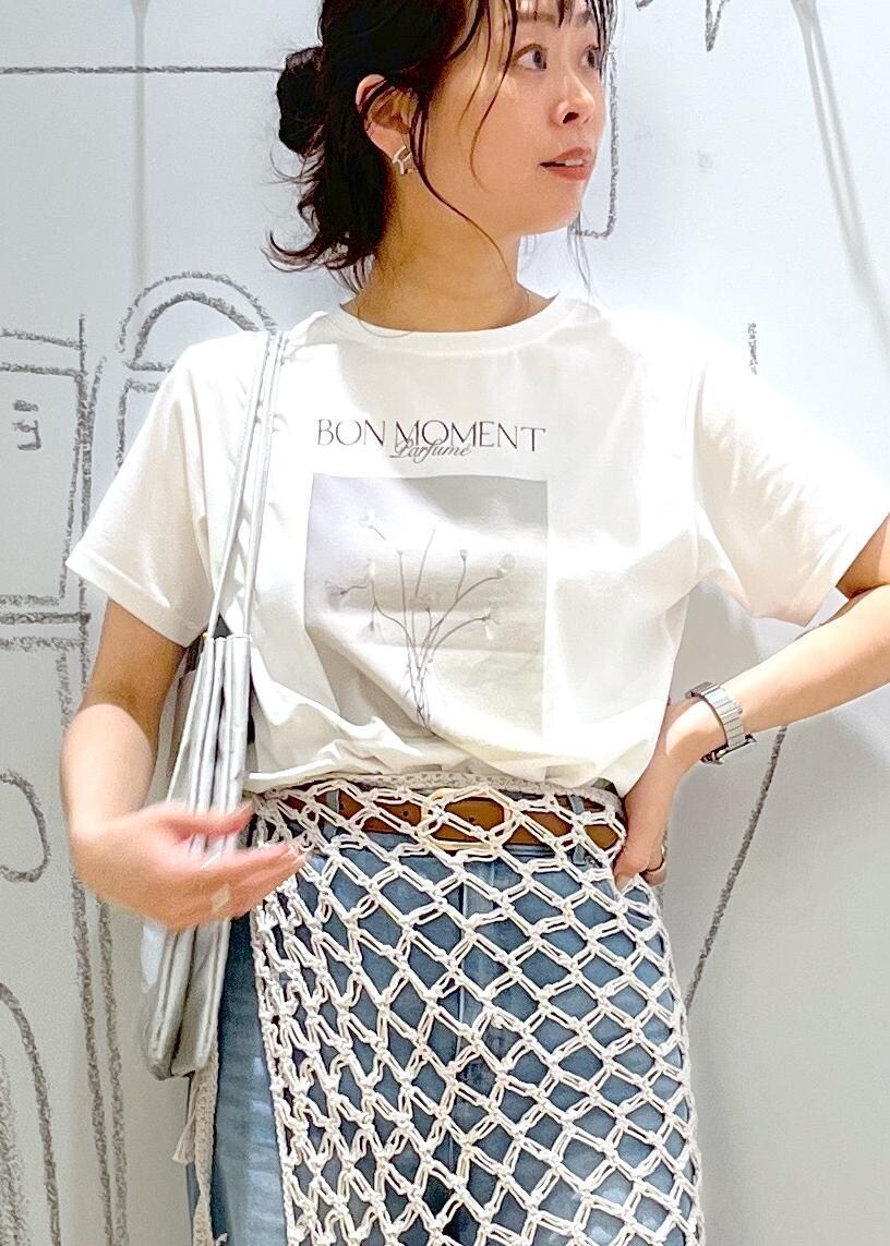 シルバー系のバレエシューズ、シルバー系のトートバッグ、ブルー系のデニムパンツを着用したレディースの春コーディネートの7枚目の写真