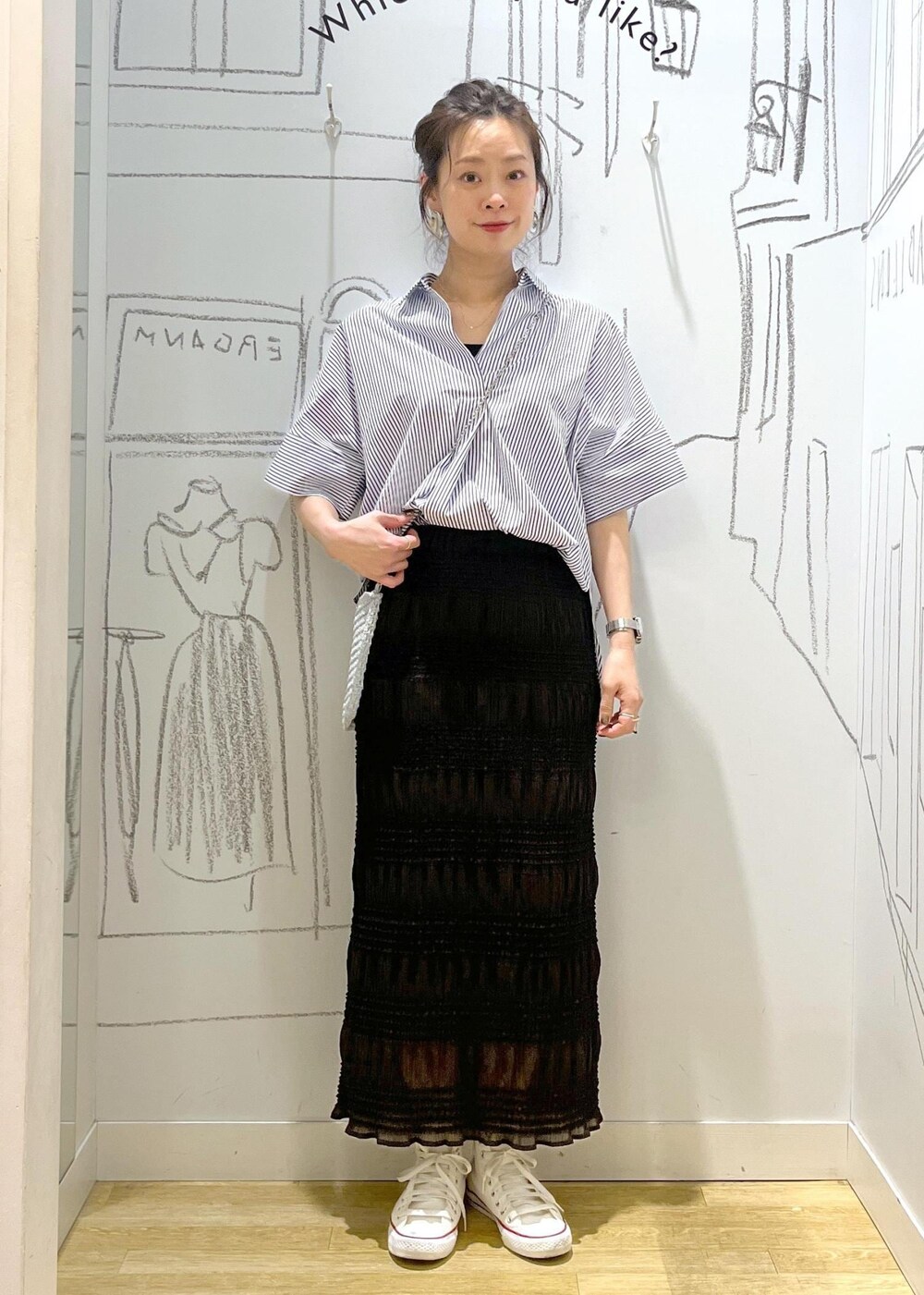 グレー系のスカート、ブルー系のシャツ/ブラウスを着用したレディースの夏コーディネートの6枚目の写真