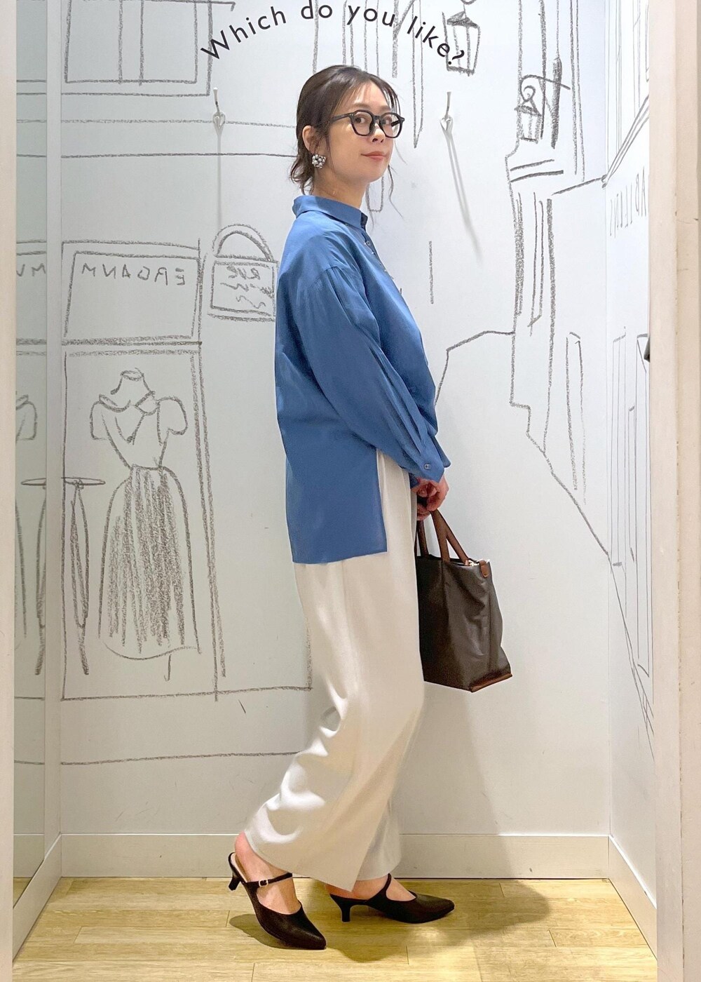 グレー系のショルダーバッグ、グレー系のその他パンツ、ブルー系のシャツ/ブラウスを着用したレディースの春コーディネートの3枚目の写真