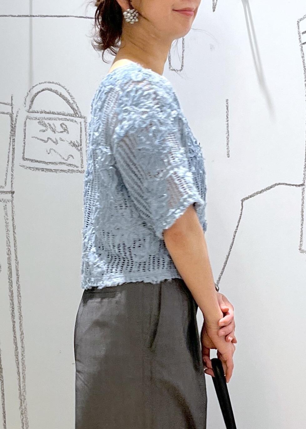 ブラック系のショルダーバッグ、ブルー系のTシャツ/カットソー、ブラック系のその他パンツを着用したレディースの夏コーディネートの7枚目の写真