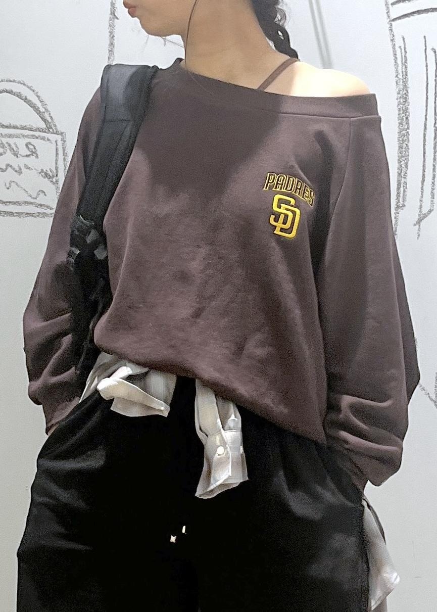 ブラック系のその他パンツ、ブルー系のシャツ/ブラウス、ブラウン系のスウェットを着用したレディースの秋コーディネートの6枚目の写真