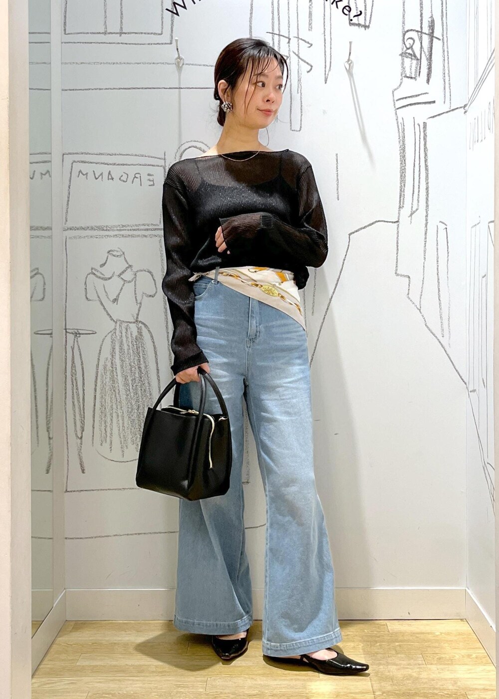 ブラック系のショルダーバッグ、ブラック系のTシャツ/カットソー、ブルー系のデニムパンツを着用したレディースの春コーディネートの2枚目の写真