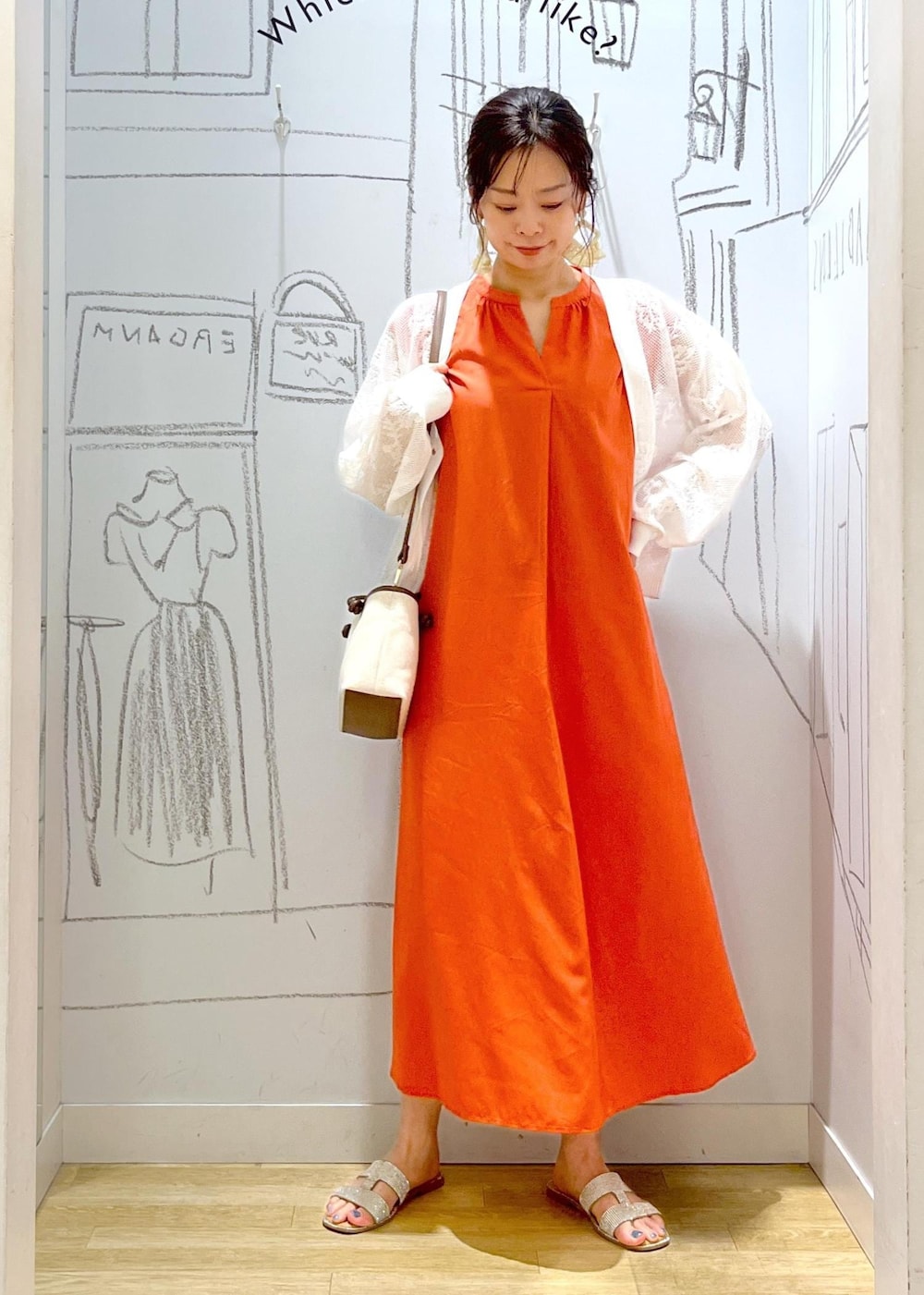 「初夏コーデ、夏コーデ、ヘルシーコーデ、ROPÉ PICNIC、ナチュラル、イエベ秋、敏感、高身長、トップス、カーディガン、ワンピース、バッグ、トートバッグ、GDE15120、GDK45010」｜「ROPE' PICNICのリラックススキッパーロングワンピース（ワンピース、オレンジ系）」を使った、タケさん（レディース・168cm）の夏コーディネートの2枚目の写真