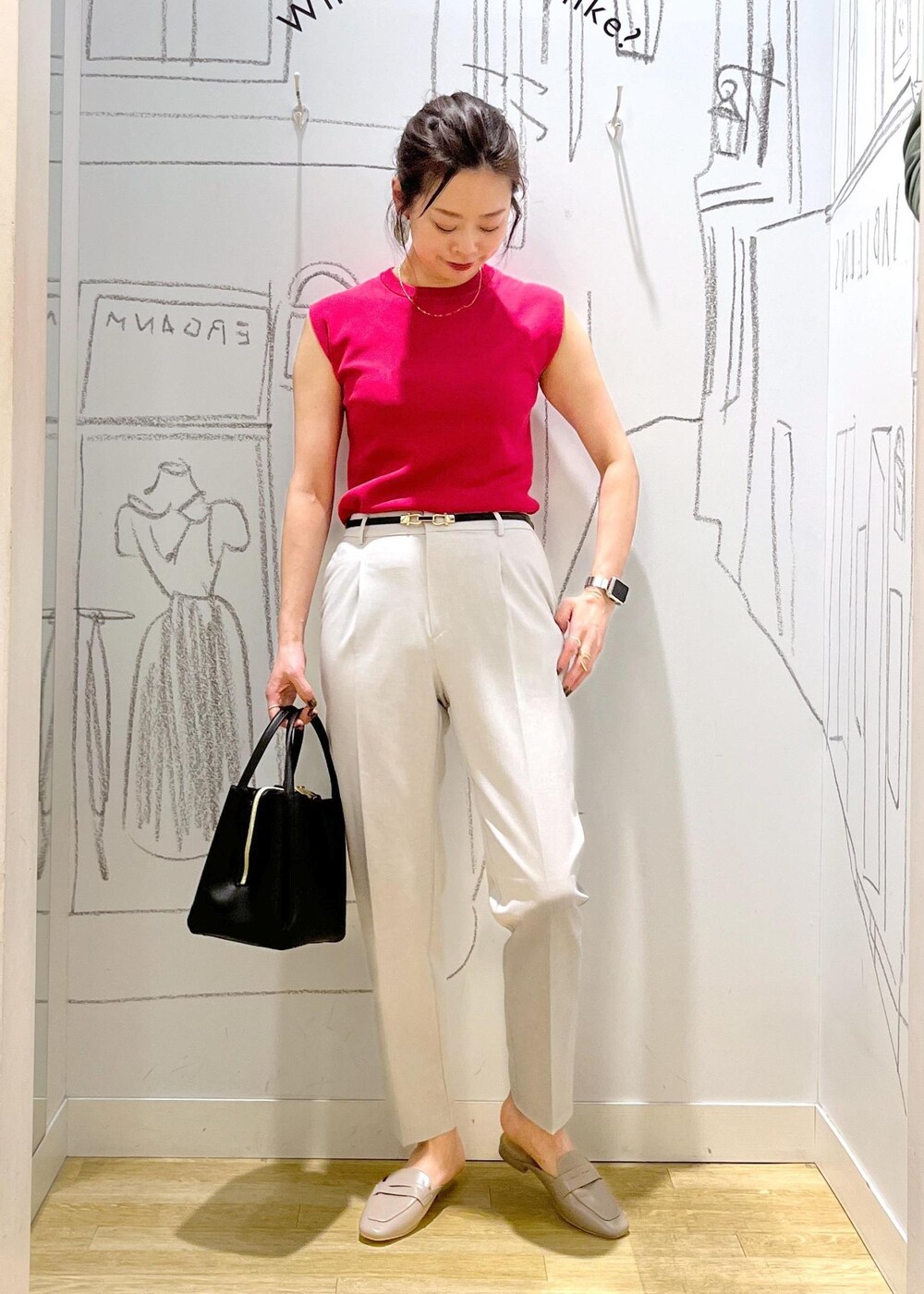 ブラック系のショルダーバッグ、グレー系のローファー、ピンク系のニット/セーターを着用したレディースの春コーディネートの2枚目の写真