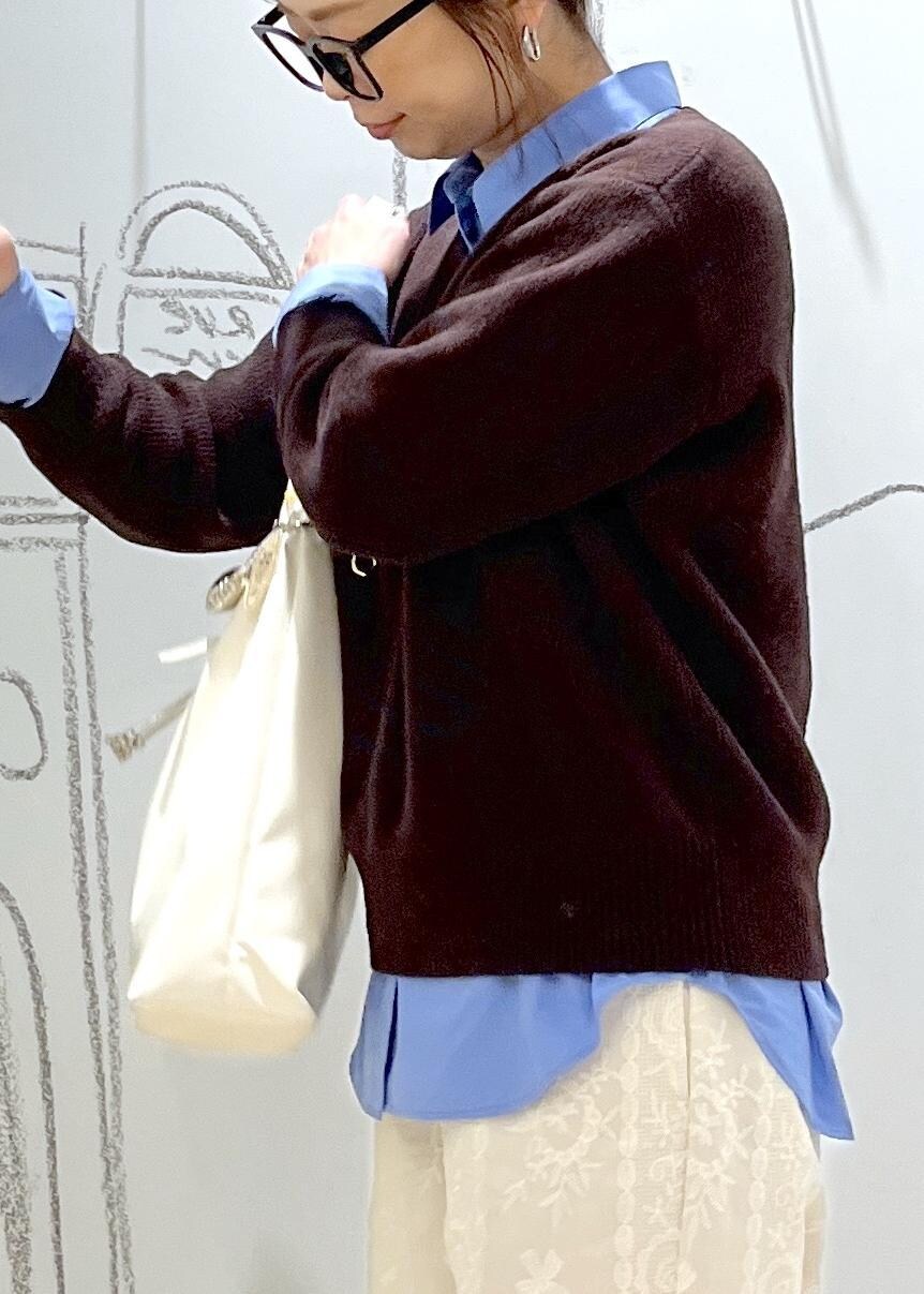 ブラウン系のニット/セーター、ブルー系のシャツ/ブラウス、ホワイト系のその他パンツを着用したレディースの冬コーディネートの7枚目の写真