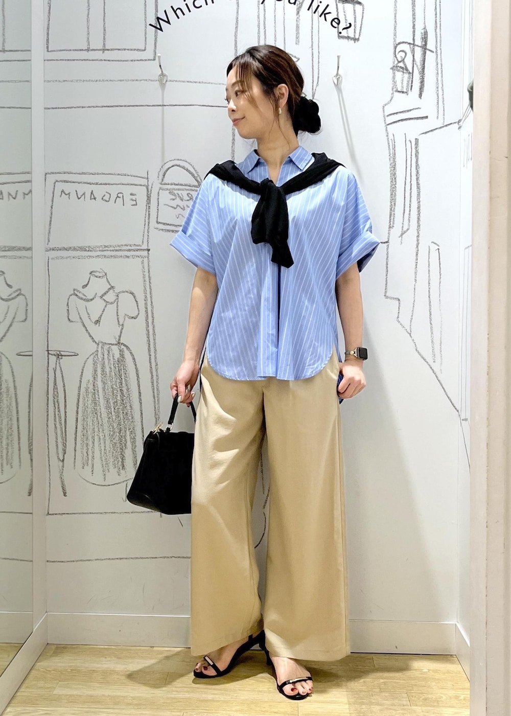 ブラック系のショルダーバッグ、ベージュ系のその他パンツ、ブラック系のサンダルを着用したレディースの夏コーディネートの3枚目の写真