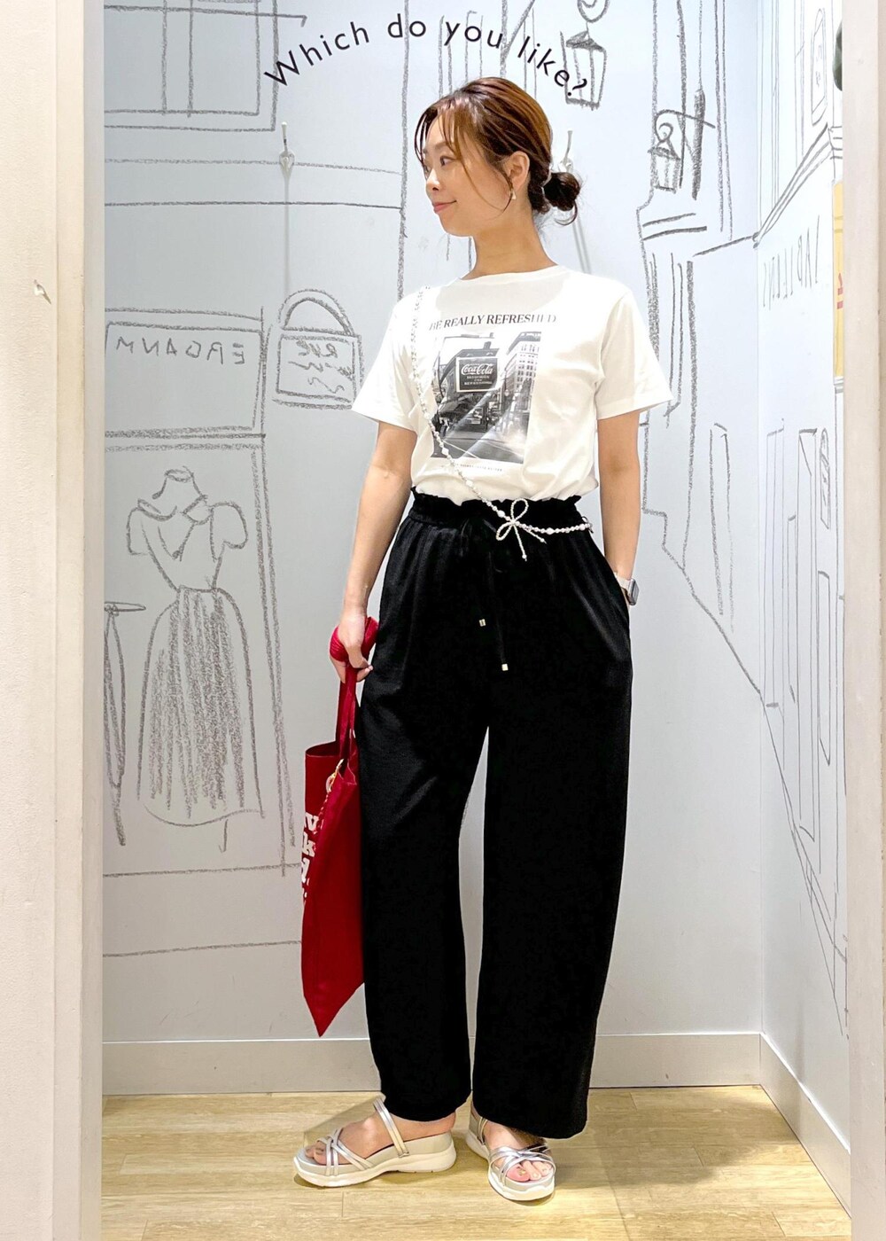 シルバー系のサンダル、ホワイト系のTシャツ/カットソー、ブラック系のその他パンツを着用したレディースの夏コーディネートの2枚目の写真