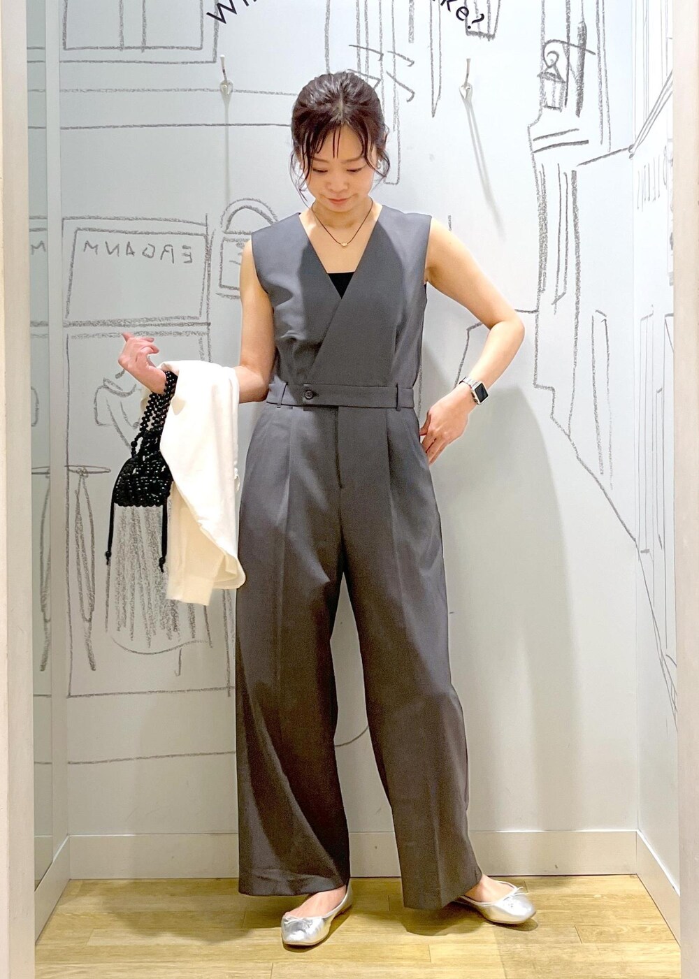 シルバー系のバレエシューズ、ブラック系のハンドバッグを着用したレディースの春コーディネートの6枚目の写真