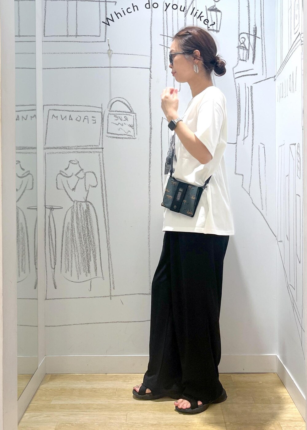 ブラック系のサンダル、ホワイト系のTシャツ/カットソー、ブルー系のその他パンツを着用したレディースの夏コーディネートの4枚目の写真