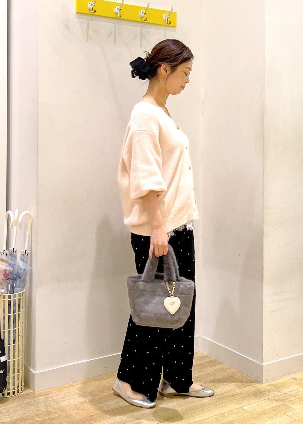ピンク系のカーディガン/ボレロ、グレー系のトートバッグ、ブラック系のその他パンツを着用したレディースの秋コーディネートの3枚目の写真