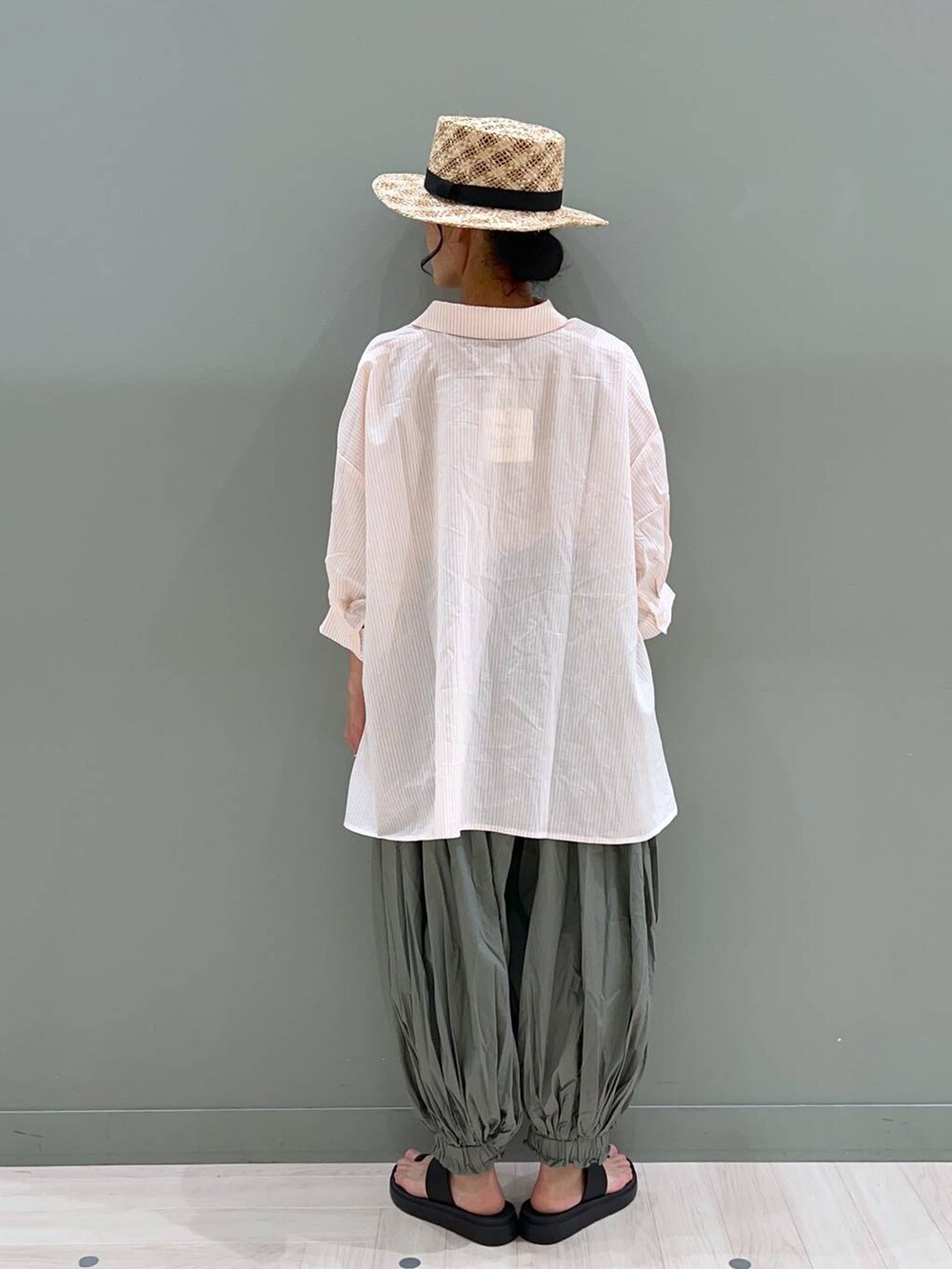 ブラック系のサンダル、オレンジ系のシャツ/ブラウス、グレー系のその他パンツを着用したレディースの夏コーディネートの4枚目の写真