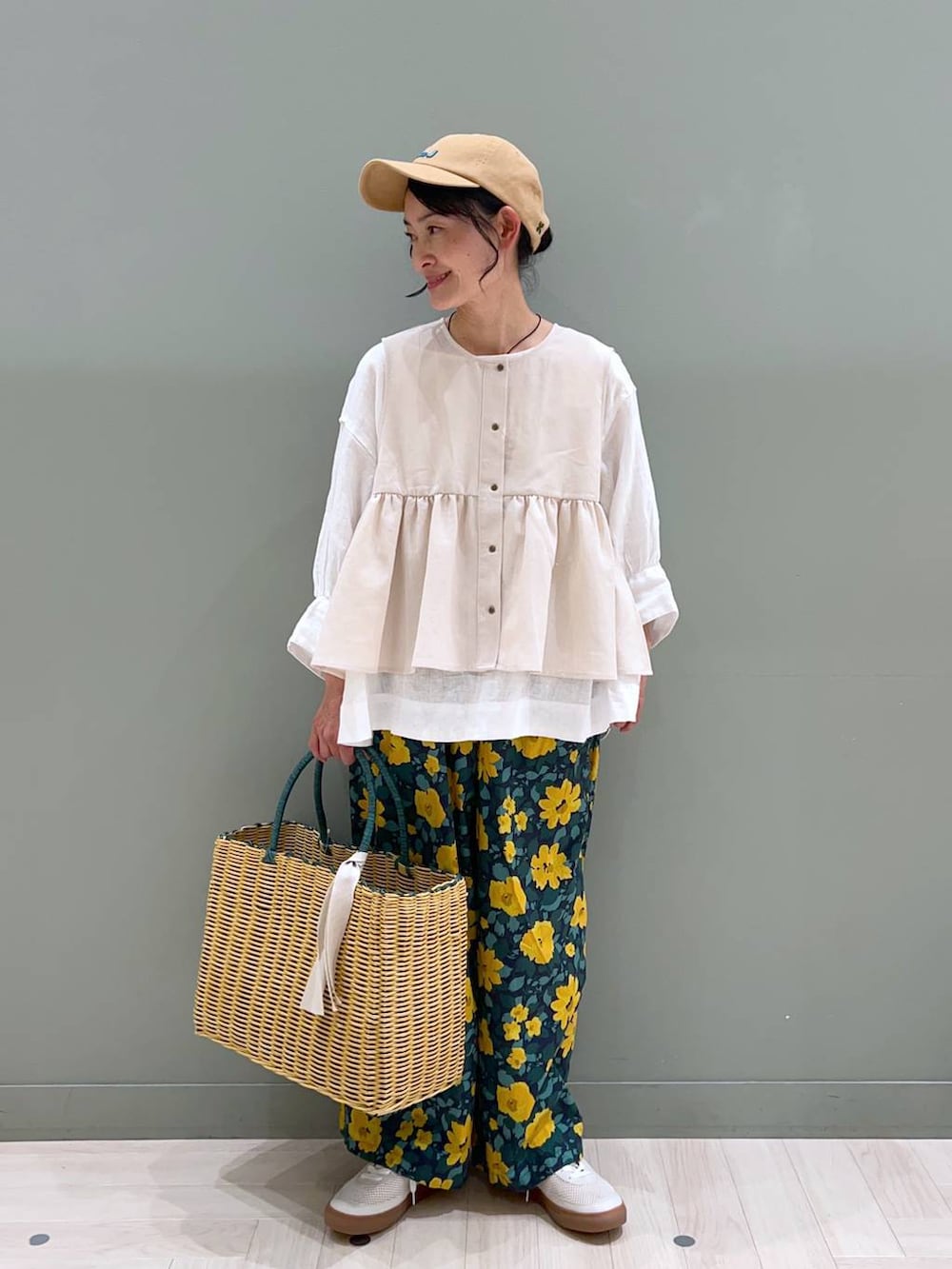 ホワイト系のシャツ/ブラウス、ホワイト系のスニーカー、ベージュ系のベストを着用したレディースの春コーディネートの2枚目の写真