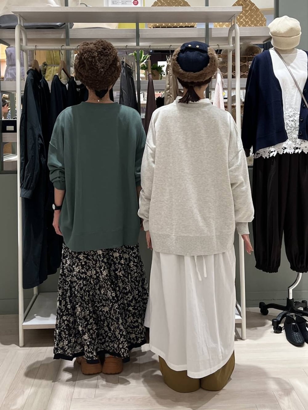 ベージュ系のその他パンツ、その他のスカート、ホワイト系のワンピースを着用したレディースの秋コーディネートの4枚目の写真