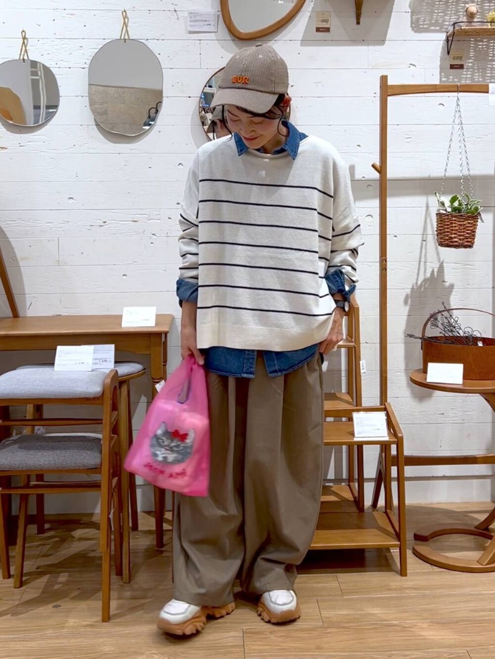 その他のその他パンツ、その他のトートバッグ、ブルー系のシャツ/ブラウスを着用したレディースの秋コーディネートの2枚目の写真