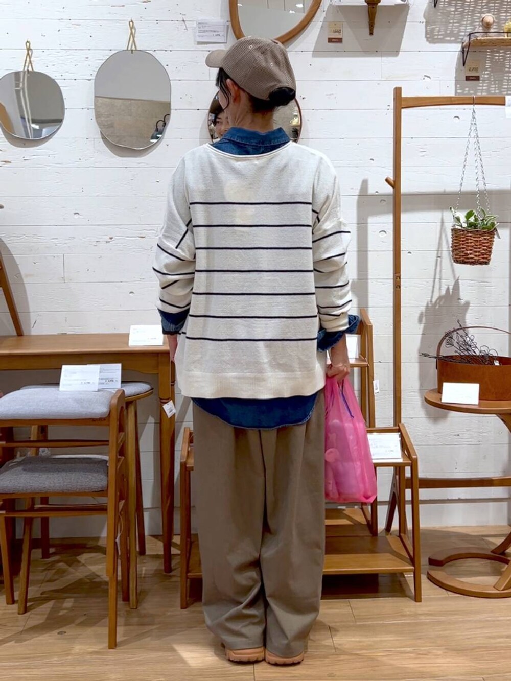 その他のその他パンツ、その他のトートバッグ、ブルー系のシャツ/ブラウスを着用したレディースの秋コーディネートの4枚目の写真