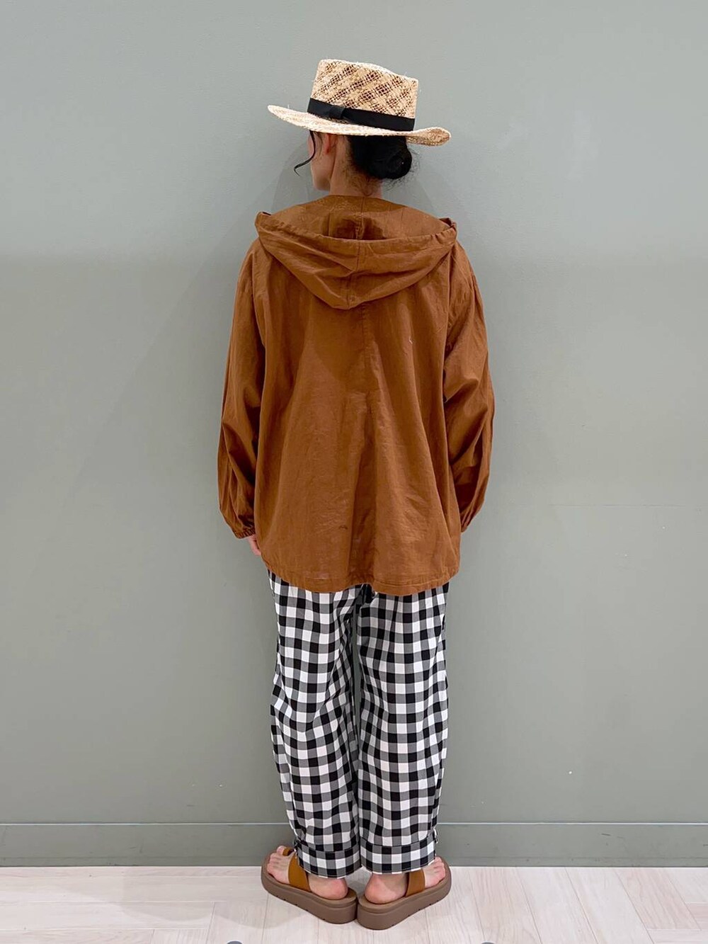 「Tシャツ、ブルゾン、春コーデ、春アウター、サンダル、サンダルコーデ_studio CLIP、カジュアル、カジュアルコーデ、低身長、ナチュラル、ベーシック/シンプル、テーマパーク、女子会、クリップスタッフ_studio CLIP、リラックス」｜「studio CLIPの軽らくトングサンダル（サンダル、ブラウン系）」を使った、ともちんさん（レディース・153cm）の夏コーディネートの3枚目の写真