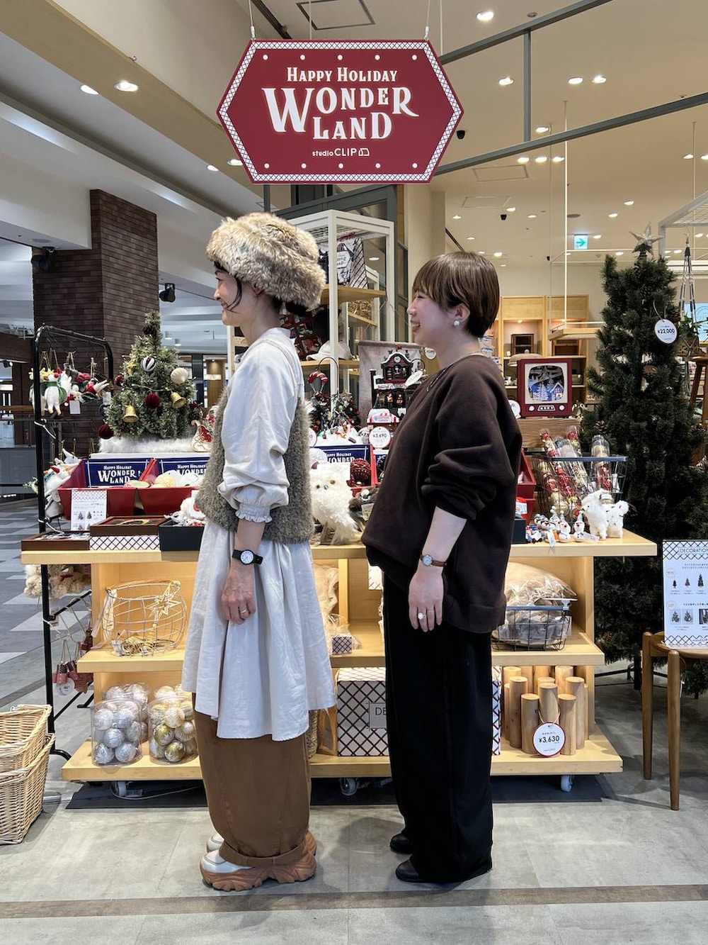 イエロー系のその他パンツ、ブラック系のその他パンツ、ブラウン系のニット/セーターを着用したレディースの秋コーディネートの5枚目の写真