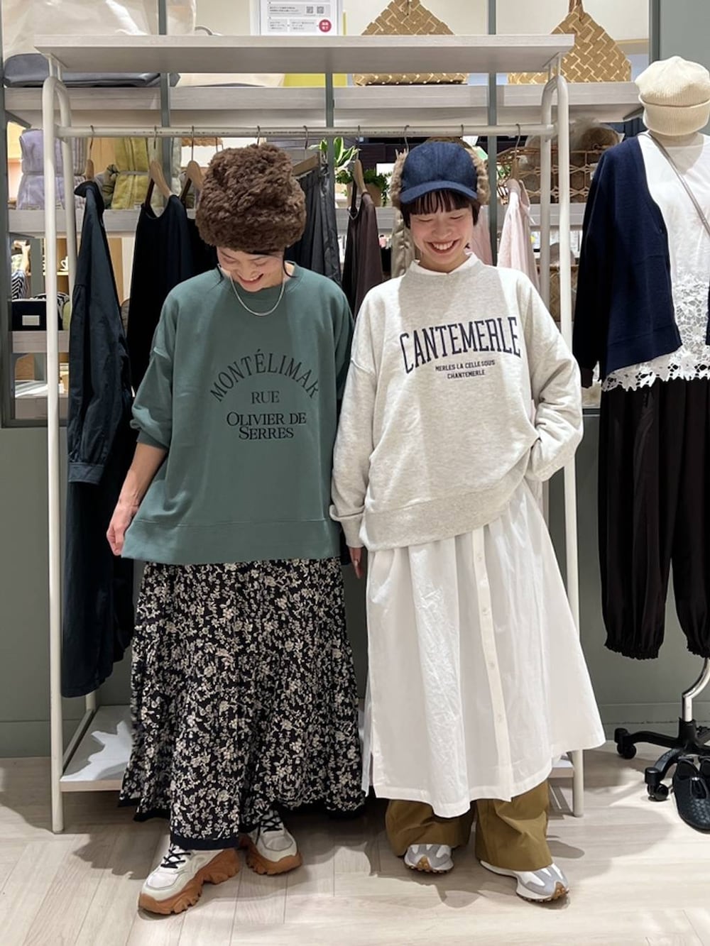 ベージュ系のその他パンツ、その他のスカート、ホワイト系のワンピースを着用したレディースの秋コーディネートの2枚目の写真