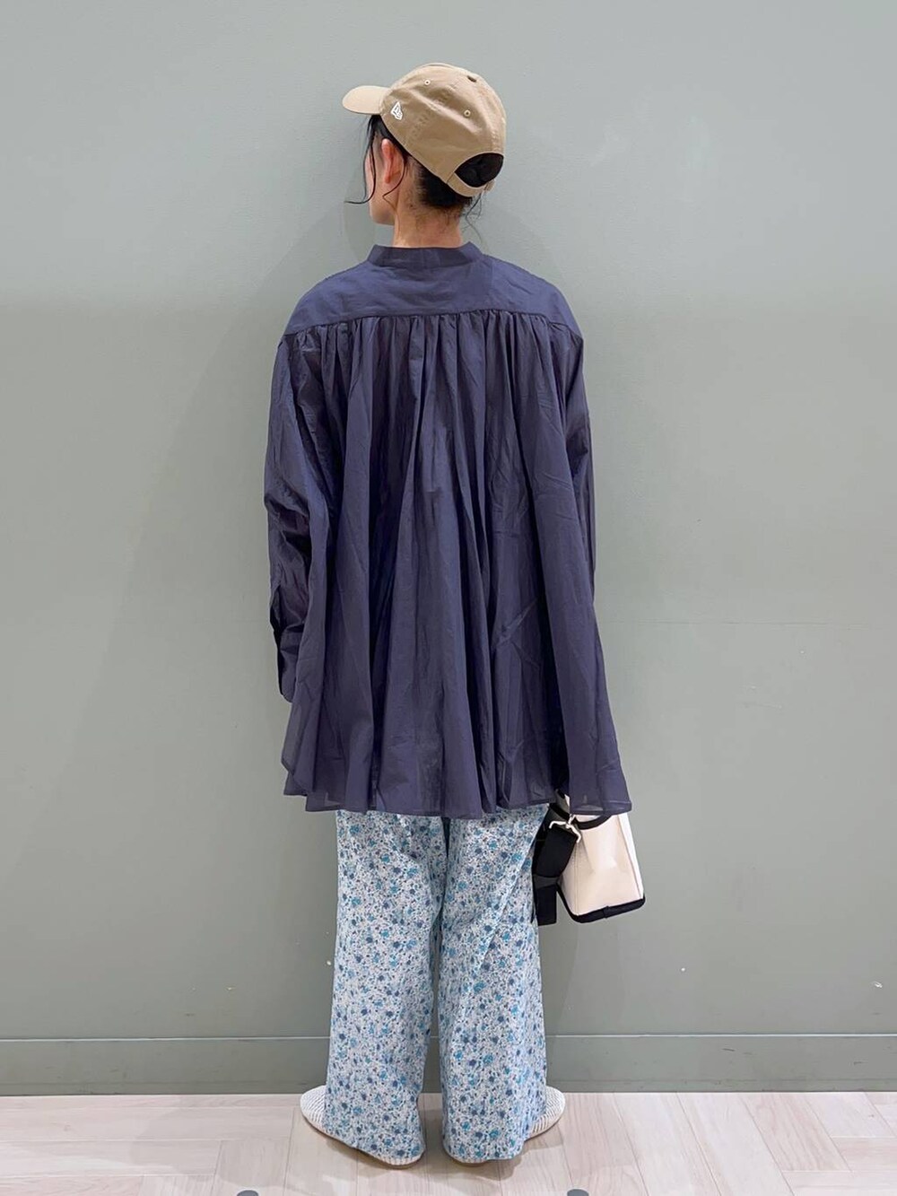 ホワイト系のパンプス、ブルー系のその他パンツを着用したレディースの春コーディネートの4枚目の写真