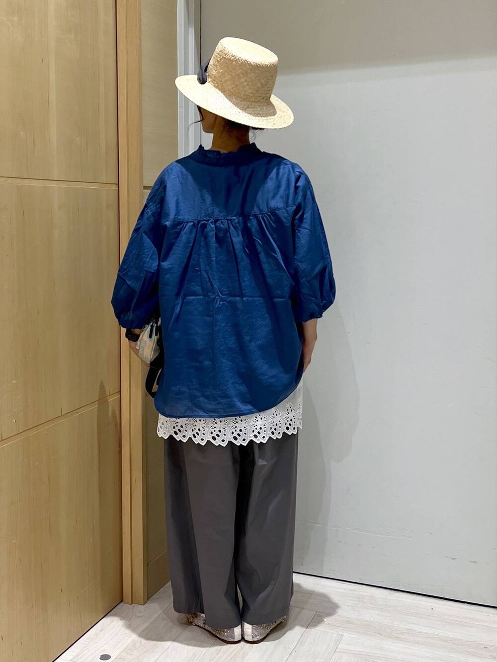 その他のその他パンツ、グリーン系のショルダーバッグ、ブルー系のシャツ/ブラウスを着用したレディースの夏コーディネートの4枚目の写真