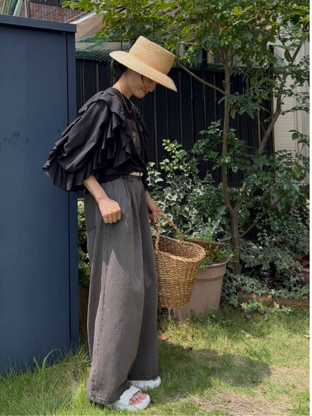 ブラック系のTシャツ/カットソー、ブラウン系のデニムパンツ、ベージュ系のハットを着用したレディースの秋コーディネートの3枚目の写真