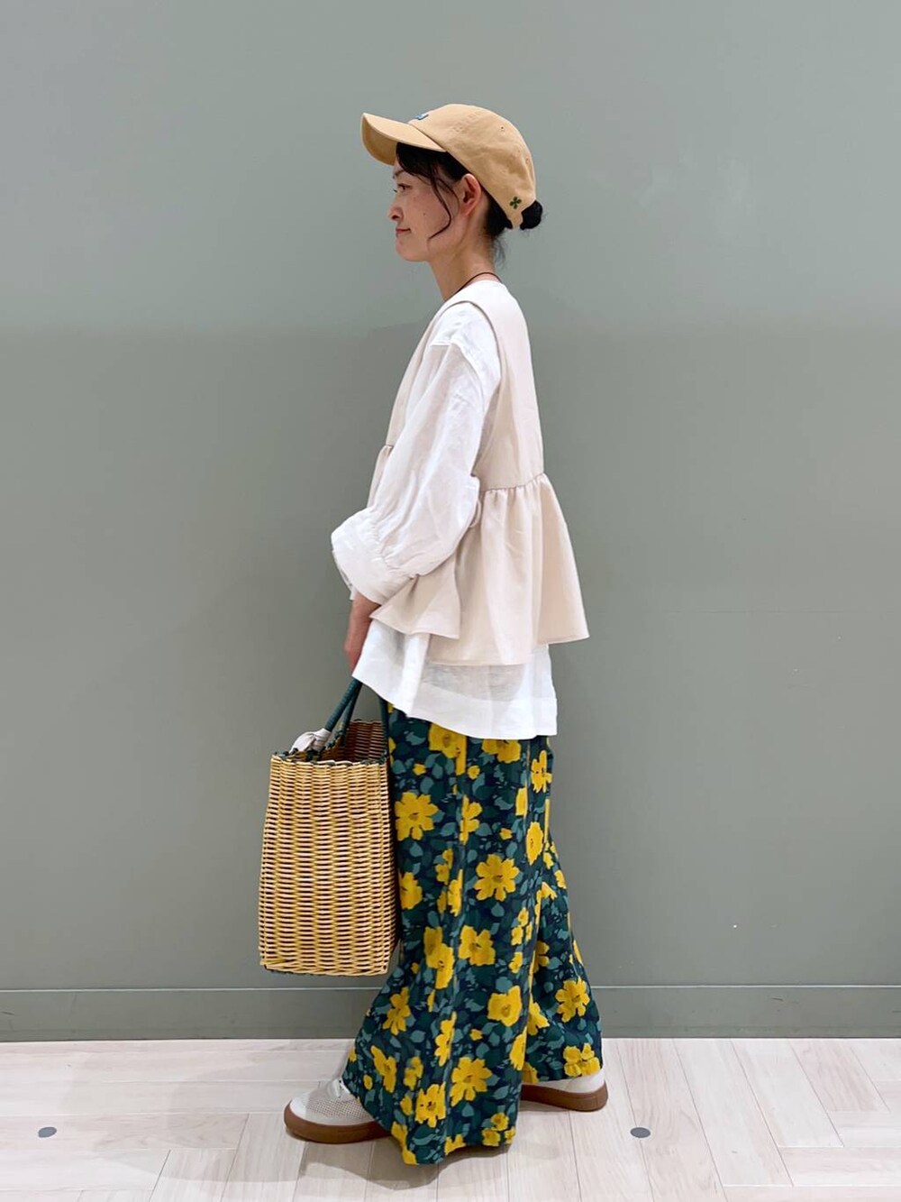 ホワイト系のシャツ/ブラウス、ホワイト系のスニーカー、ベージュ系のベストを着用したレディースの春コーディネートの3枚目の写真