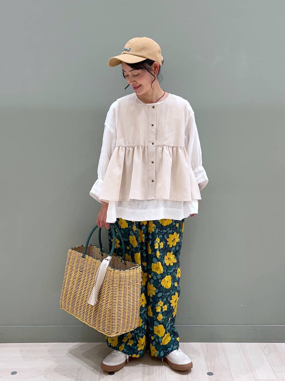 ホワイト系のシャツ/ブラウス、ホワイト系のスニーカー、ベージュ系のベストを着用したレディースの春コーディネートの4枚目の写真