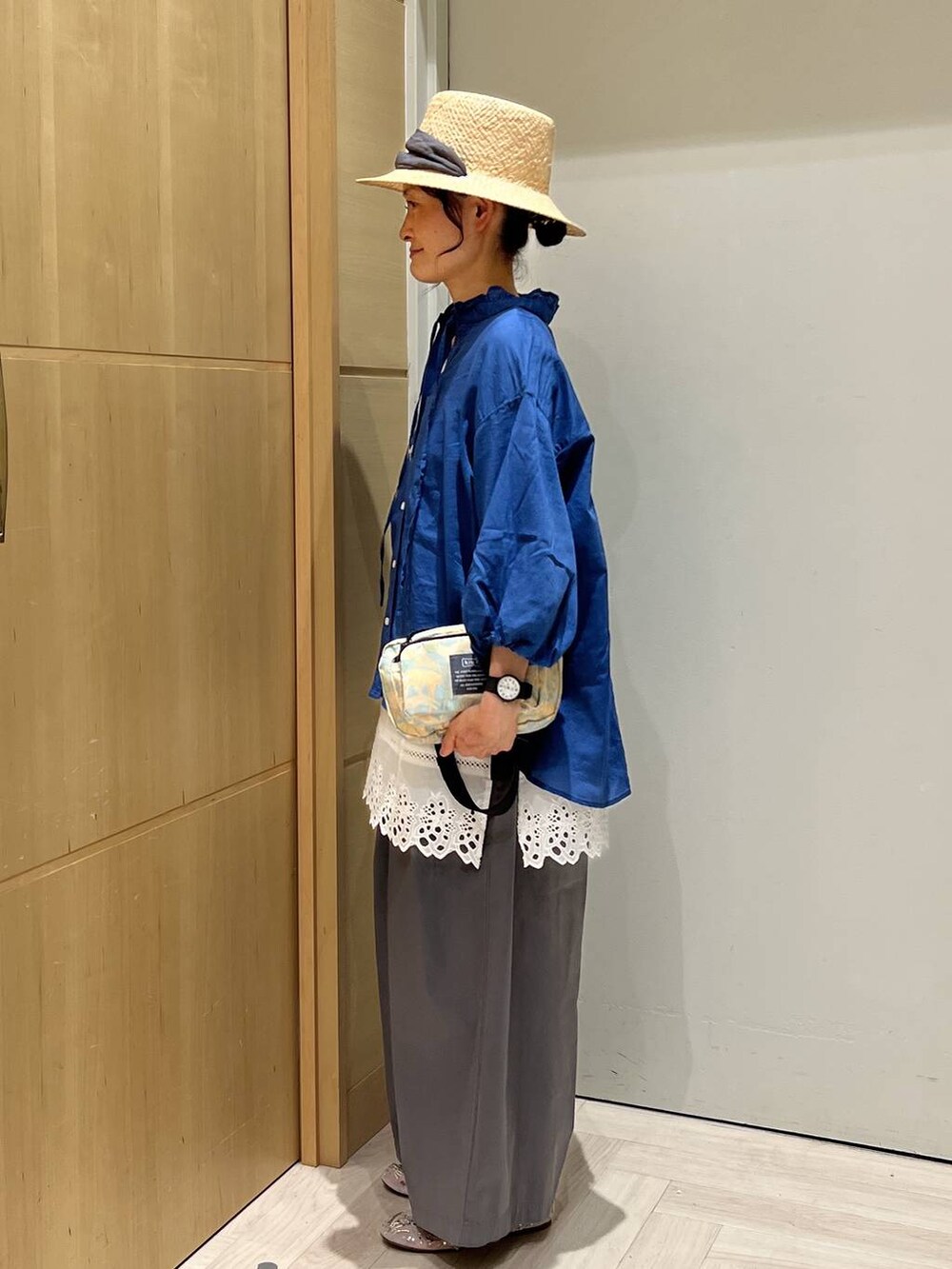 その他のその他パンツ、グリーン系のショルダーバッグ、ブルー系のシャツ/ブラウスを着用したレディースの夏コーディネートの3枚目の写真