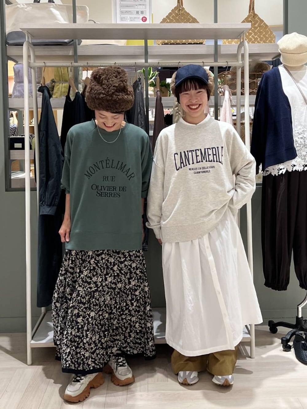 ベージュ系のその他パンツ、その他のスカート、ホワイト系のワンピースを着用したレディースの秋コーディネートの5枚目の写真