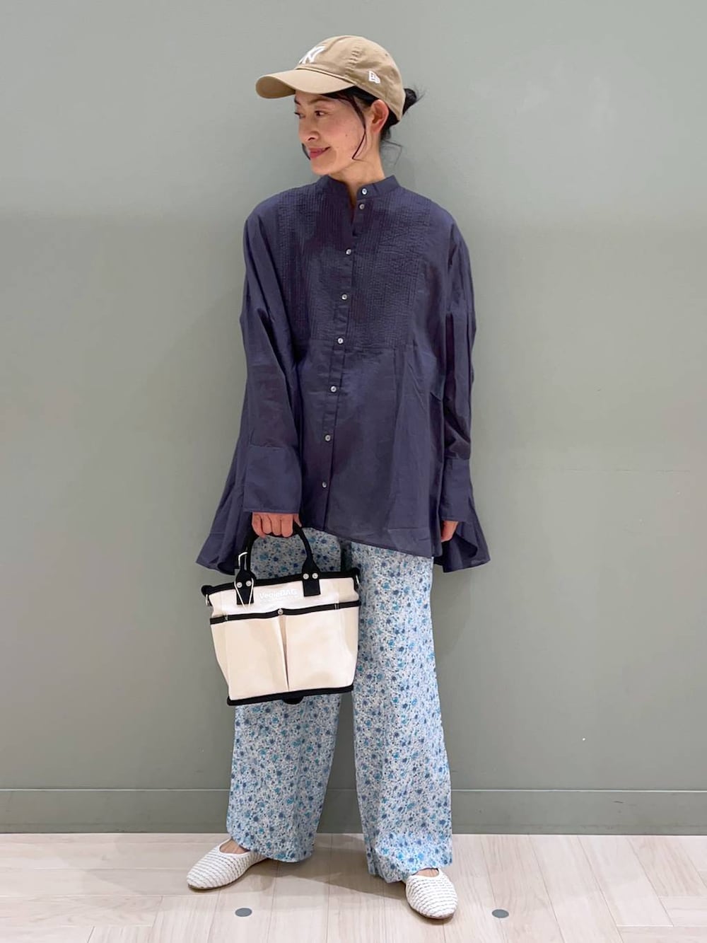 ホワイト系のパンプス、ブルー系のその他パンツを着用したレディースの春コーディネートの2枚目の写真