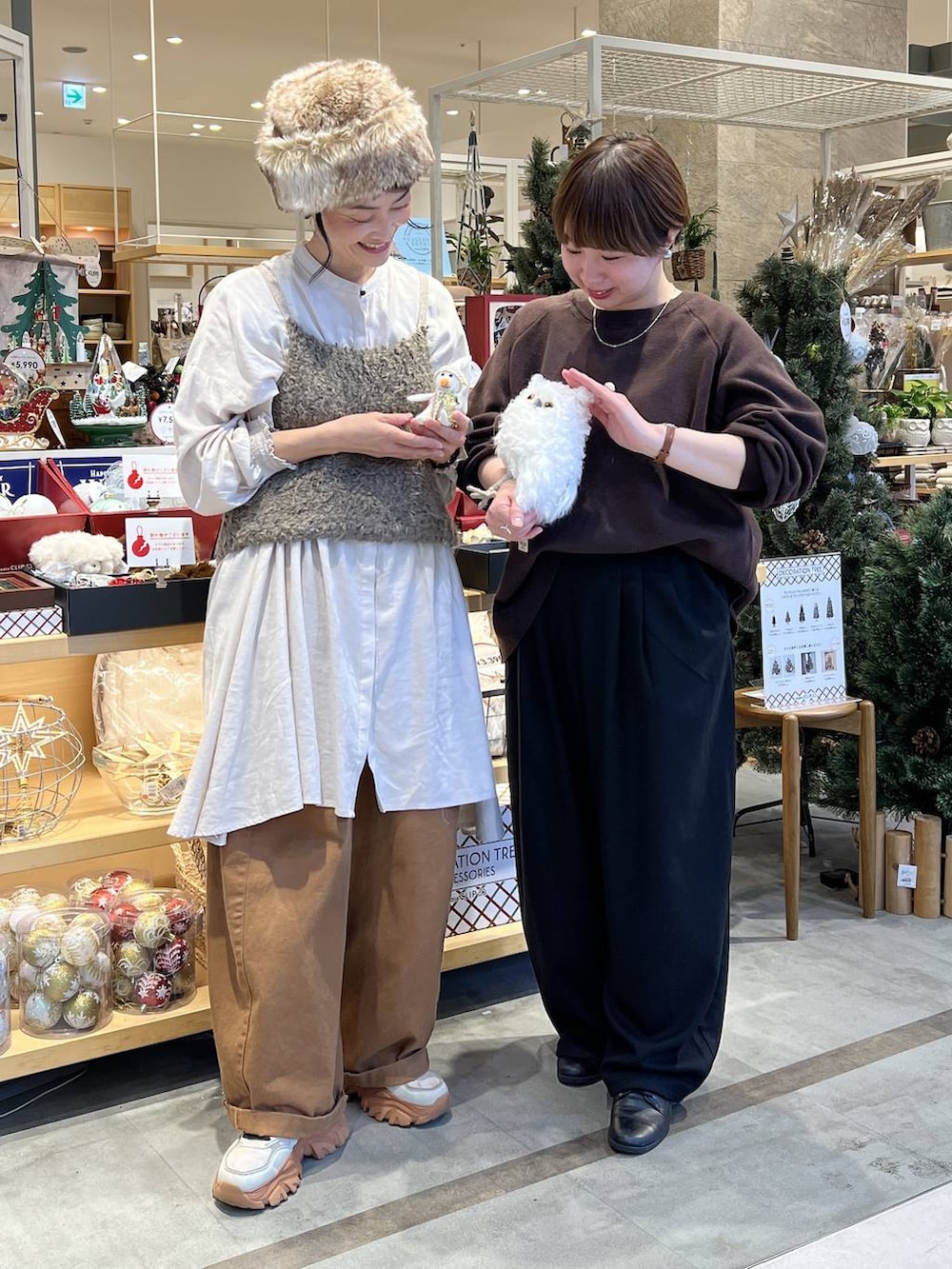 イエロー系のその他パンツ、ブラック系のその他パンツ、ブラウン系のニット/セーターを着用したレディースの秋コーディネートの2枚目の写真