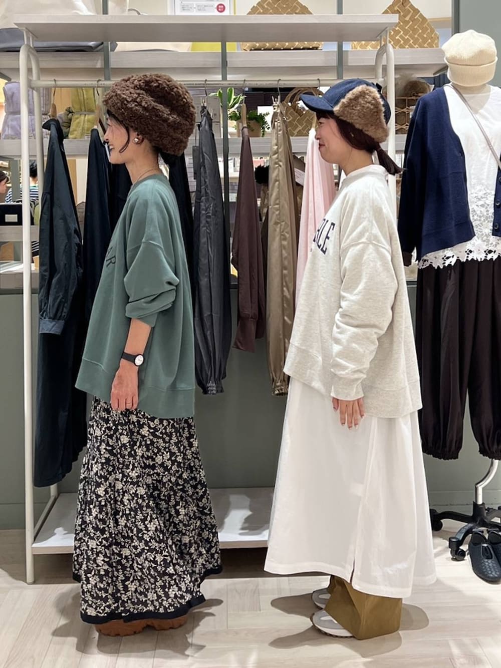 ベージュ系のその他パンツ、その他のスカート、ホワイト系のワンピースを着用したレディースの秋コーディネートの3枚目の写真