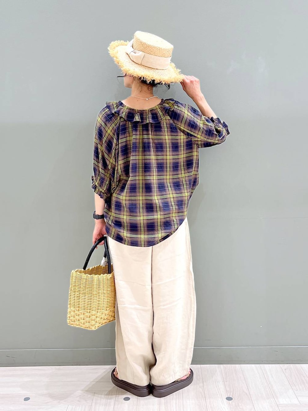 ベージュ系のかごバッグ、ベージュ系のサンダル、ベージュ系のその他パンツを着用したレディースの夏コーディネートの4枚目の写真