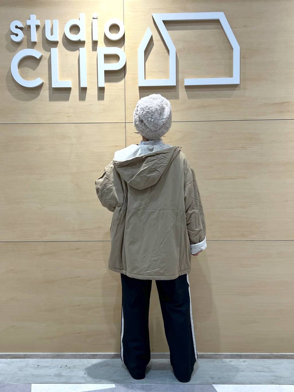 「ベスト、ワイドパンツ、アウター、クリップアウター_studioCLIP、セールおすすめコーデ_studio CLIP、撥水、ブーツ、ブラウス、セールコーデ、冬コーデ、低身長、ナチュラル、ベーシック/シンプル、テーマパーク、女子会」|「studio CLIPの【一部店舗先行発売/撥水加工】フリースリバーシブルコート(ブルゾン、ベージュ系)」を使った、ともちんさん(レディース・153cm)の冬コーディネートの4枚目の写真