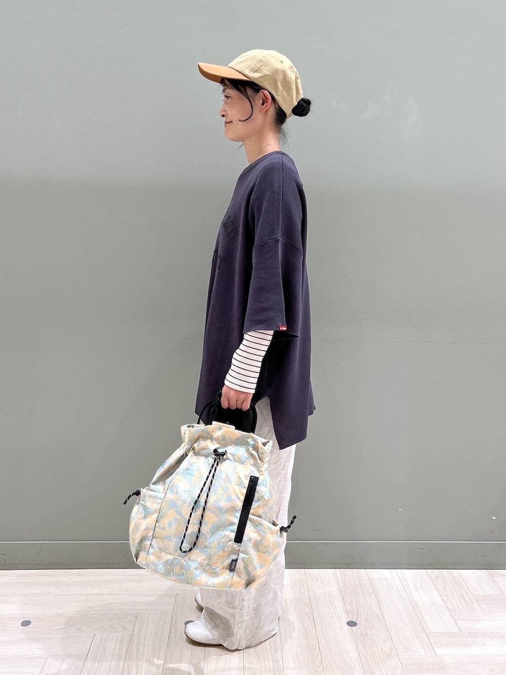 その他のその他パンツ、その他のTシャツ/カットソー、グリーン系のトートバッグを着用したレディースの春コーディネートの3枚目の写真