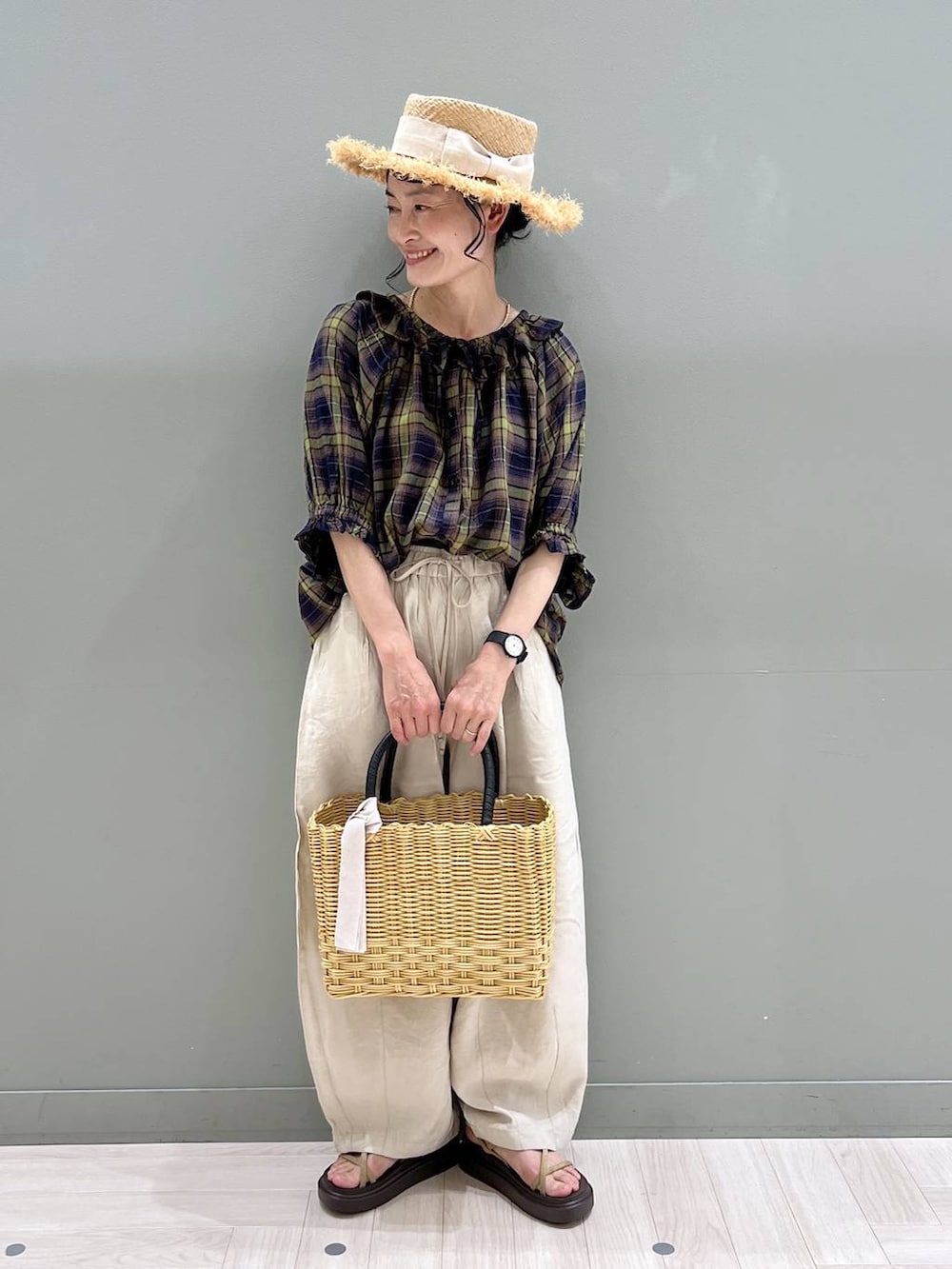 ベージュ系のかごバッグ、ベージュ系のサンダル、ベージュ系のその他パンツを着用したレディースの夏コーディネートの2枚目の写真