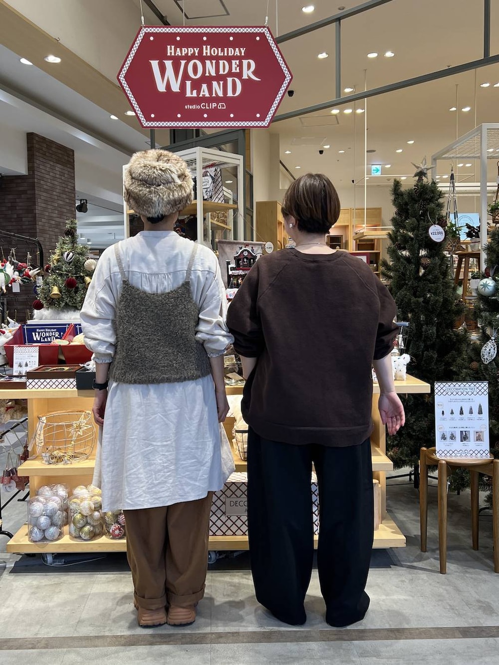 イエロー系のその他パンツ、ブラック系のその他パンツ、ブラウン系のニット/セーターを着用したレディースの秋コーディネートの6枚目の写真
