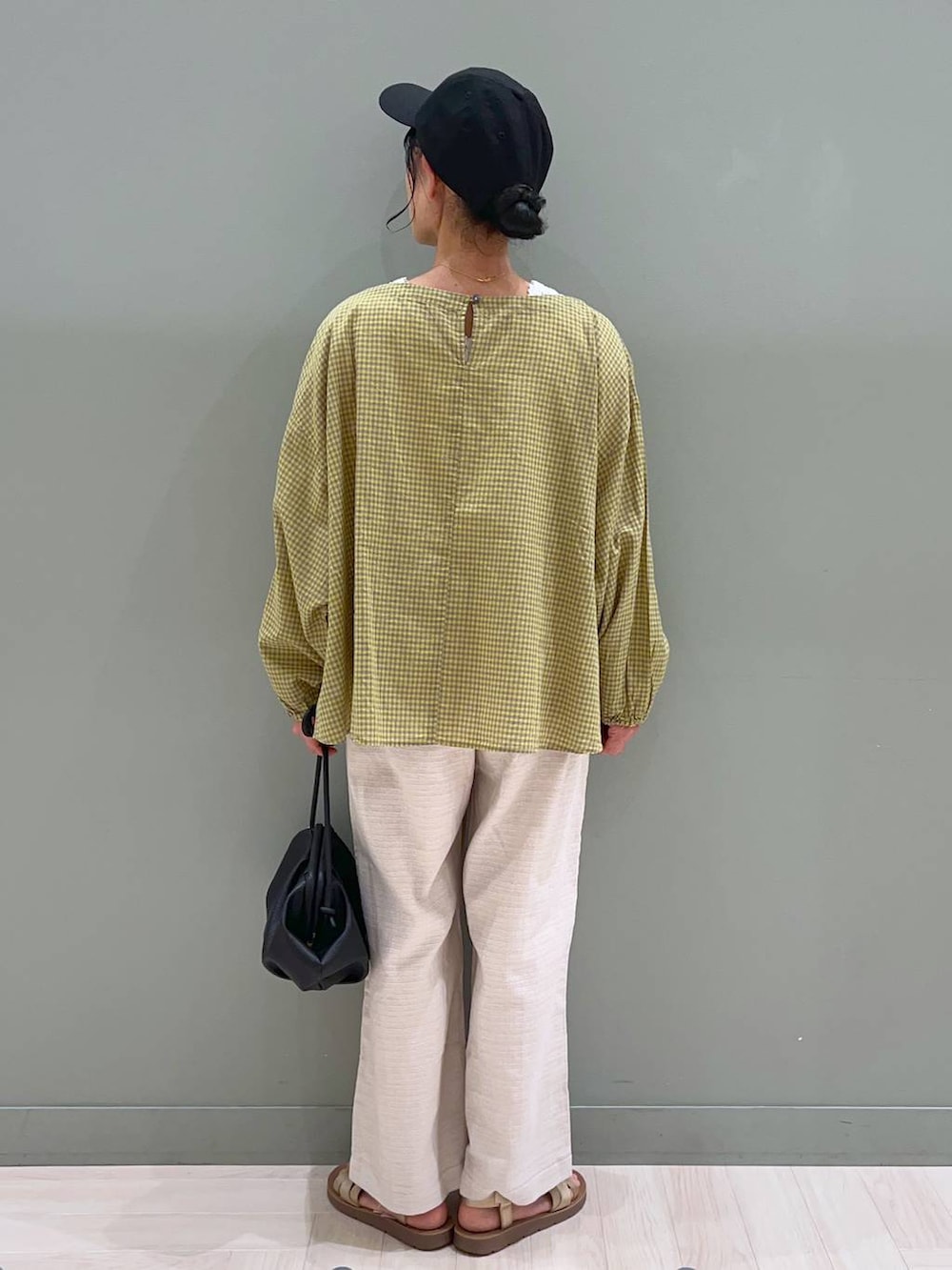 ブラック系のショルダーバッグ、その他のサンダル、ホワイト系のタンクトップを着用したレディースの夏コーディネートの4枚目の写真